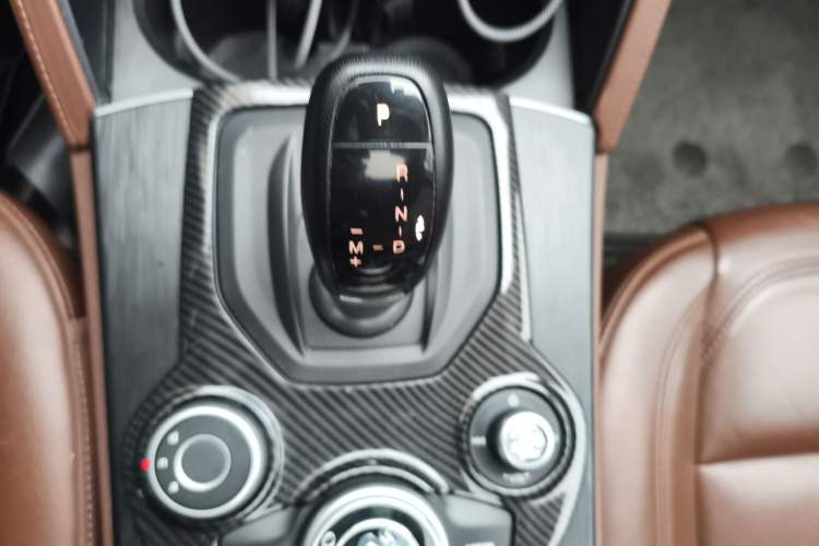 Used Alfa Romeo Stelvio 2017 2.0T 200HP Luxury Edition Gear Lever