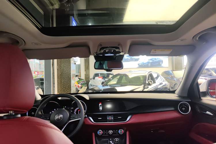 Used Alfa Romeo Stelvio 2017 2.0T 200HP Luxury Edition Headliner