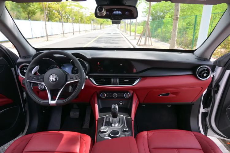 Used Alfa Romeo Stelvio 2017 2.0T 280HP Luxury Edition Interior 1