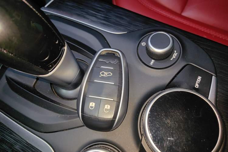Used Alfa Romeo Stelvio 2017 2.0T 200HP Luxury Edition Interior 1