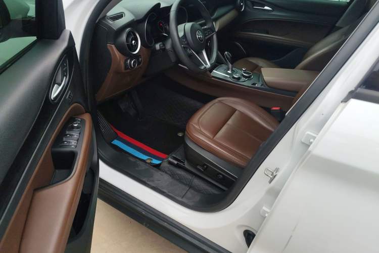 Used Alfa Romeo Stelvio 2017 2.0T 200HP Elite Edition Interior 1