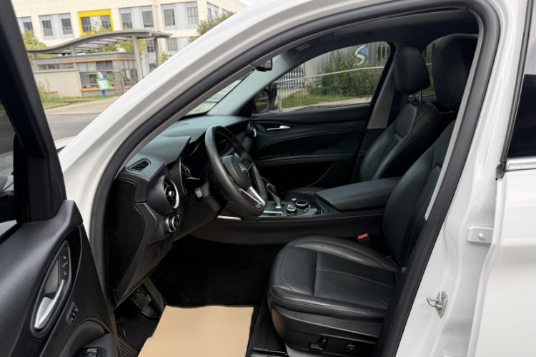 Used Alfa Romeo Stelvio 2017 2.0T 200HP Luxury Edition Interior 1