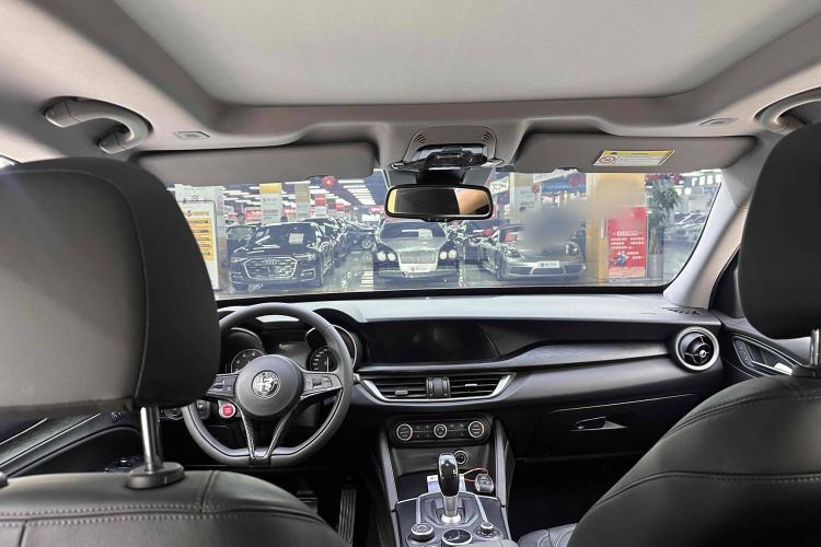Used Alfa Romeo Stelvio 2017 2.0T 200HP Luxury Edition Interior 1