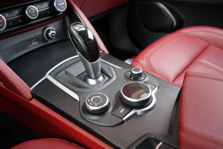 Used Alfa Romeo Stelvio 2017 2.0T 280HP Luxury Edition Interior 10