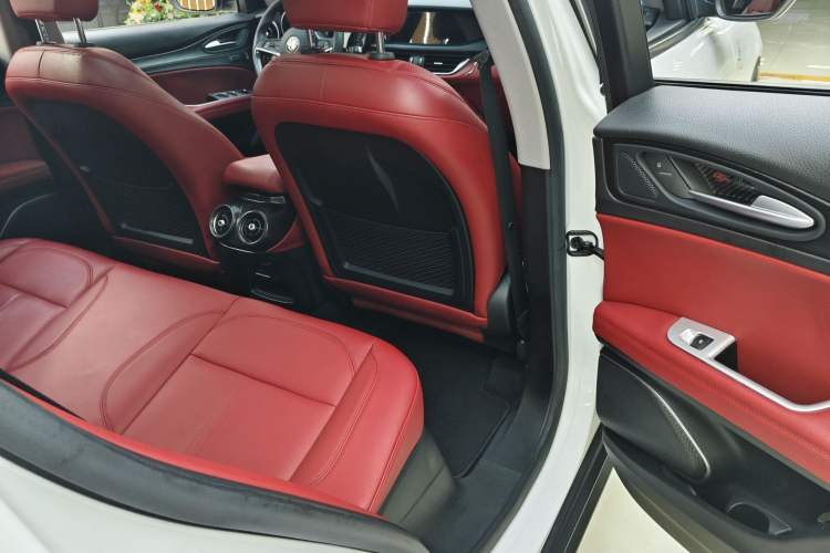 Used Alfa Romeo Stelvio 2017 2.0T 200HP Elite Edition Interior 10