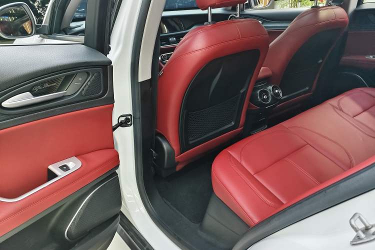 Used Alfa Romeo Stelvio 2017 2.0T 200HP Elite Edition Interior 10