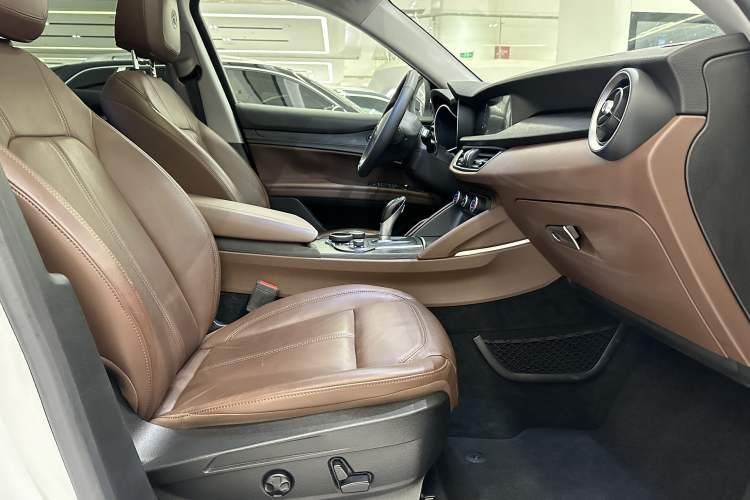 Used Alfa Romeo Stelvio 2017 2.0T 200HP Luxury Edition Interior 10