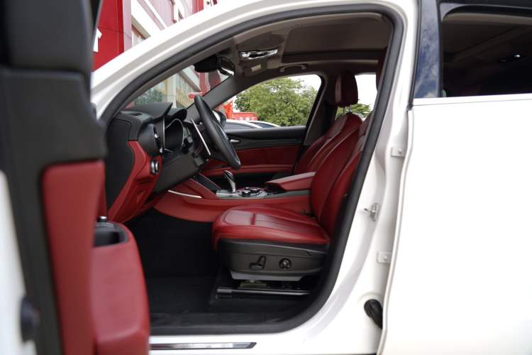 Used Alfa Romeo Stelvio 2017 2.0T 280HP Luxury Edition Interior 11