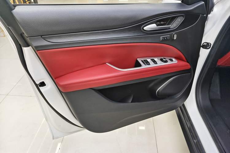 Used Alfa Romeo Stelvio 2017 2.0T 200HP Elite Edition Interior 11
