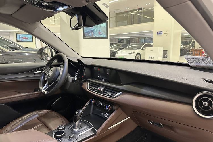 Used Alfa Romeo Stelvio 2017 2.0T 200HP Luxury Edition Interior 11