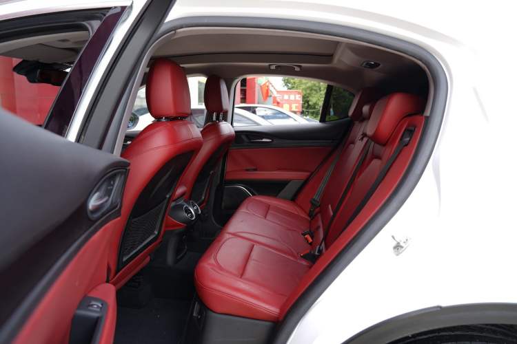 Used Alfa Romeo Stelvio 2017 2.0T 280HP Luxury Edition Interior 12
