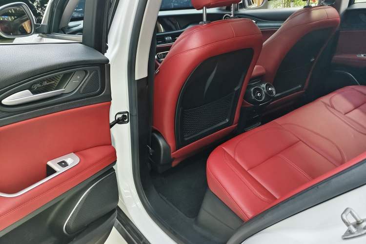 Used Alfa Romeo Stelvio 2017 2.0T 200HP Elite Edition Interior 12