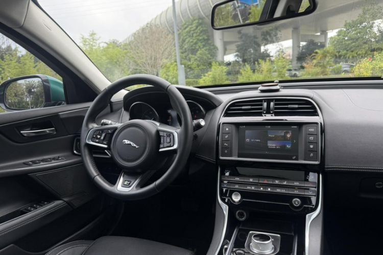 Used Alfa Romeo Stelvio 2017 2.0T 280HP Luxury Edition Interior 12