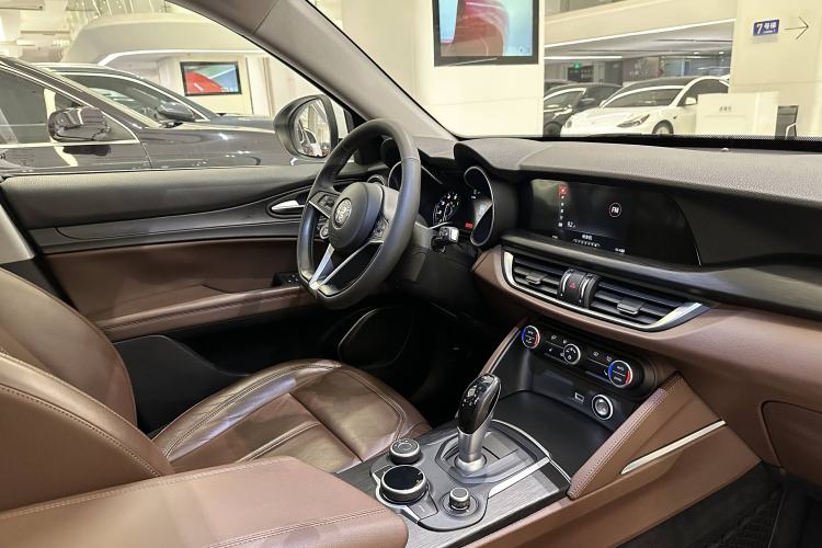 Used Alfa Romeo Stelvio 2017 2.0T 200HP Luxury Edition Interior 12