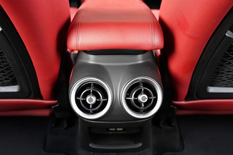 Used Alfa Romeo Stelvio 2017 2.0T 280HP Luxury Edition Interior 13