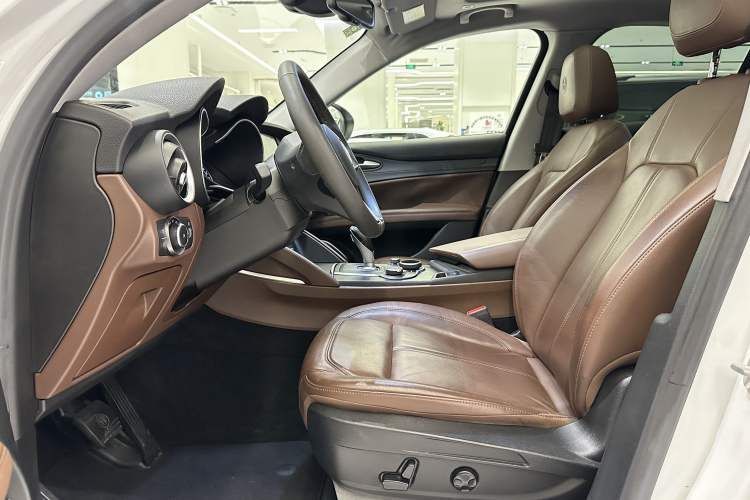 Used Alfa Romeo Stelvio 2017 2.0T 200HP Luxury Edition Interior 13