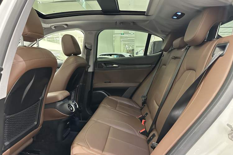 Used Alfa Romeo Stelvio 2017 2.0T 200HP Luxury Edition Interior 14