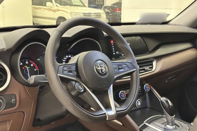 Used Alfa Romeo Stelvio 2017 2.0T 200HP Luxury Edition Interior 15