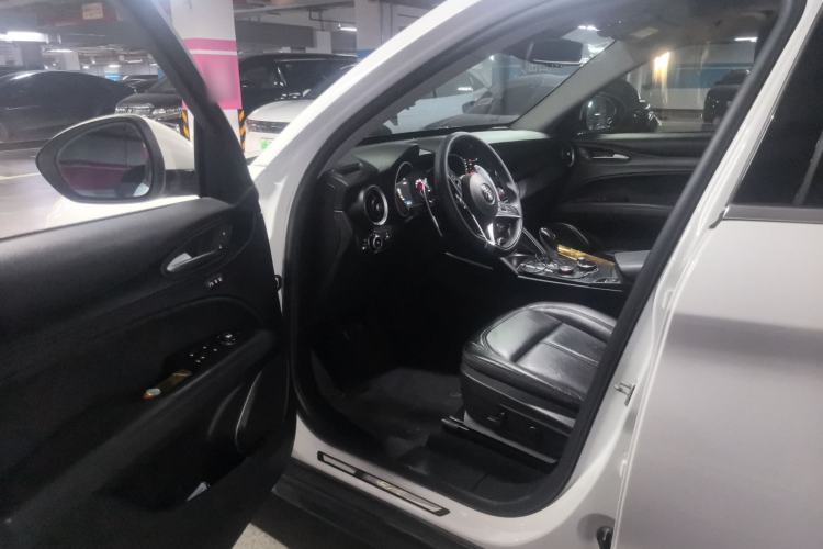 Used Alfa Romeo Stelvio 2017 2.0T 280HP Luxury Edition Interior 2