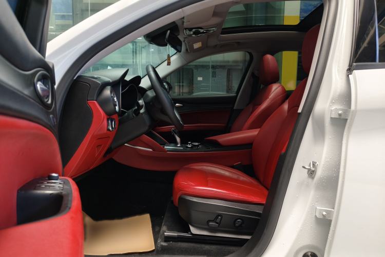 Used Alfa Romeo Stelvio 2017 2.0T 200HP Elite Edition Interior 2