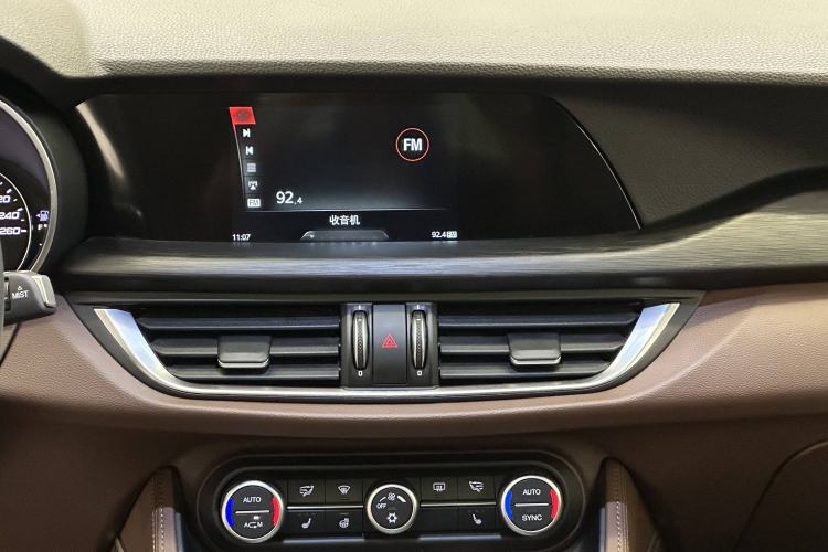 Used Alfa Romeo Stelvio 2017 2.0T 200HP Luxury Edition Interior 2