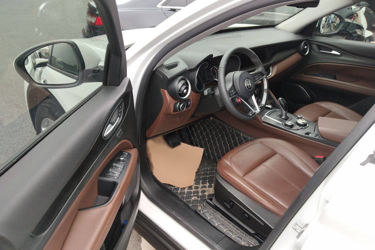 Used Alfa Romeo Stelvio 2017 2.0T 200HP Elite Edition Interior 3