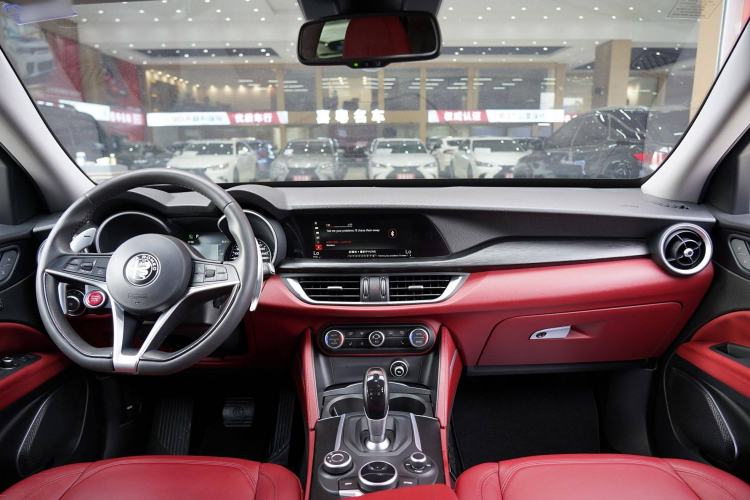 Used Alfa Romeo Stelvio 2017 2.0T 280HP Luxury Edition Interior 3