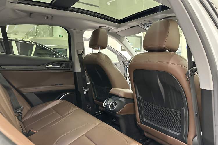 Used Alfa Romeo Stelvio 2017 2.0T 200HP Luxury Edition Interior 3