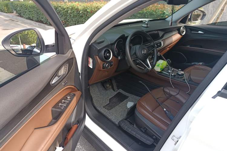 Used Alfa Romeo Stelvio 2017 2.0T 200HP Elite Edition Interior 3