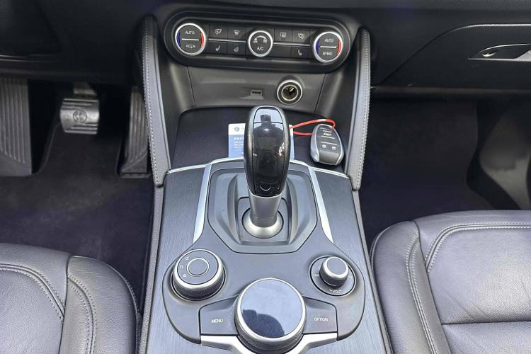 Used Alfa Romeo Stelvio 2017 2.0T 200HP Luxury Edition Interior 3