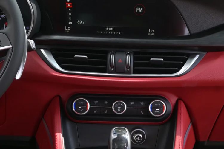 Used Alfa Romeo Stelvio 2017 2.0T 280HP Luxury Edition Interior 4