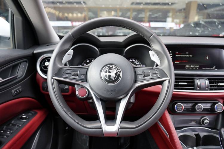 Used Alfa Romeo Stelvio 2017 2.0T 280HP Luxury Edition Interior 4