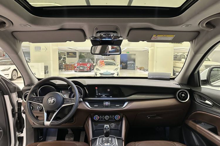 Used Alfa Romeo Stelvio 2017 2.0T 200HP Luxury Edition Interior 4