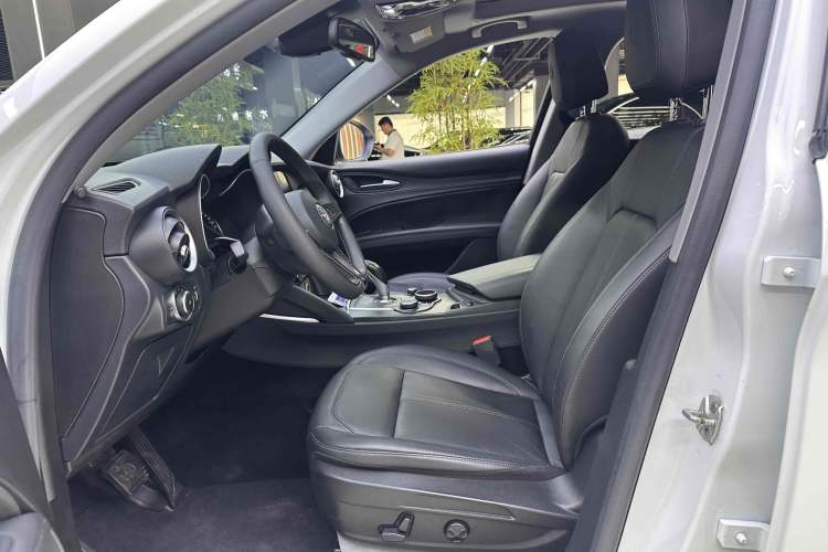 Used Alfa Romeo Stelvio 2017 2.0T 200HP Luxury Edition Interior 4