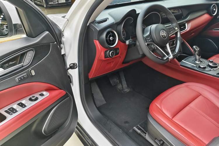 Used Alfa Romeo Stelvio 2017 2.0T 200HP Elite Edition Interior 5