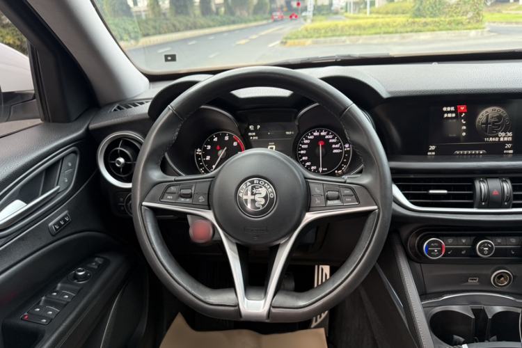 Used Alfa Romeo Stelvio 2017 2.0T 200HP Luxury Edition Interior 5