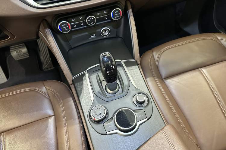 Used Alfa Romeo Stelvio 2017 2.0T 200HP Luxury Edition Interior 5