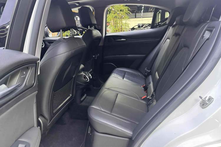 Used Alfa Romeo Stelvio 2017 2.0T 200HP Luxury Edition Interior 5