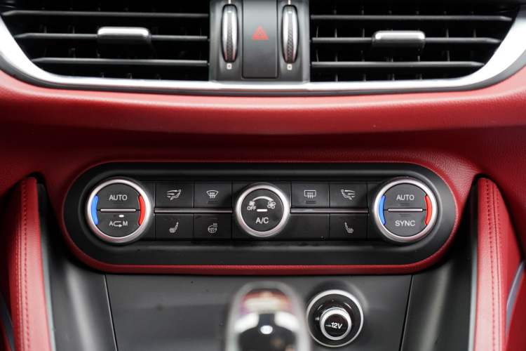 Used Alfa Romeo Stelvio 2017 2.0T 280HP Luxury Edition Interior 6
