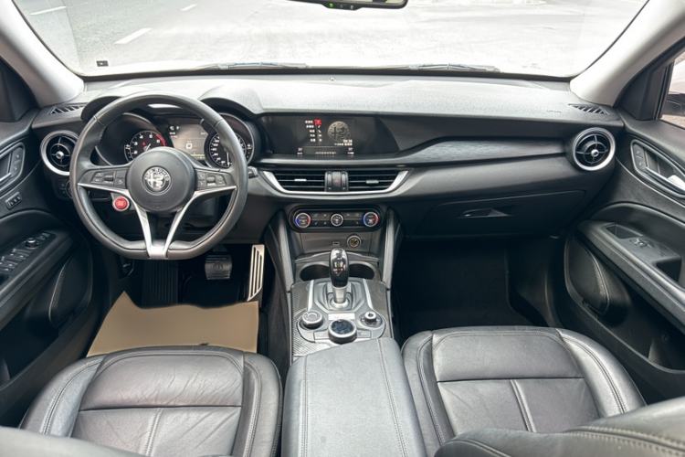 Used Alfa Romeo Stelvio 2017 2.0T 200HP Luxury Edition Interior 6