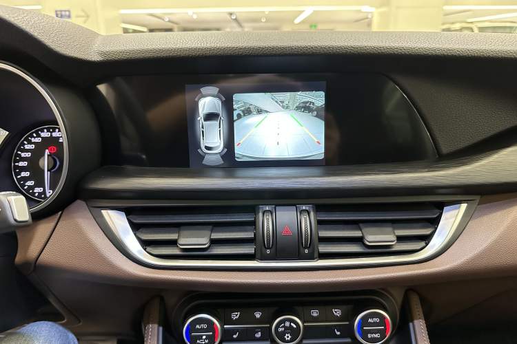 Used Alfa Romeo Stelvio 2017 2.0T 200HP Luxury Edition Interior 6