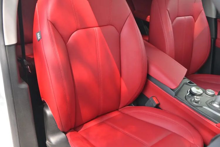 Used Alfa Romeo Stelvio 2017 2.0T 280HP Luxury Edition Interior 7
