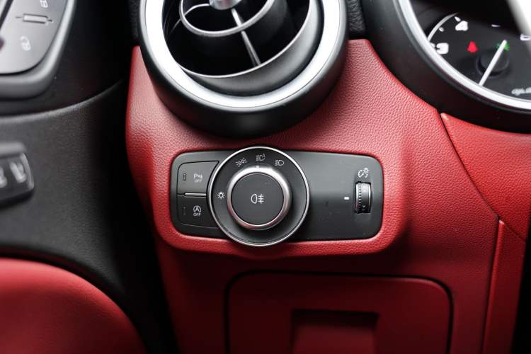 Used Alfa Romeo Stelvio 2017 2.0T 280HP Luxury Edition Interior 7