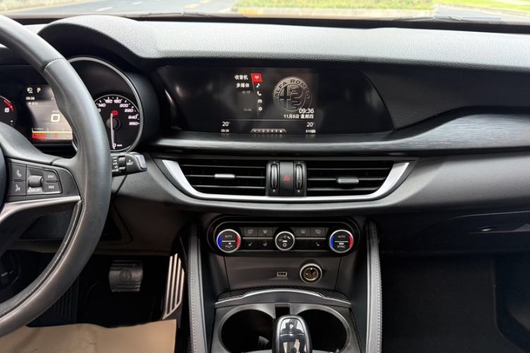 Used Alfa Romeo Stelvio 2017 2.0T 200HP Luxury Edition Interior 7