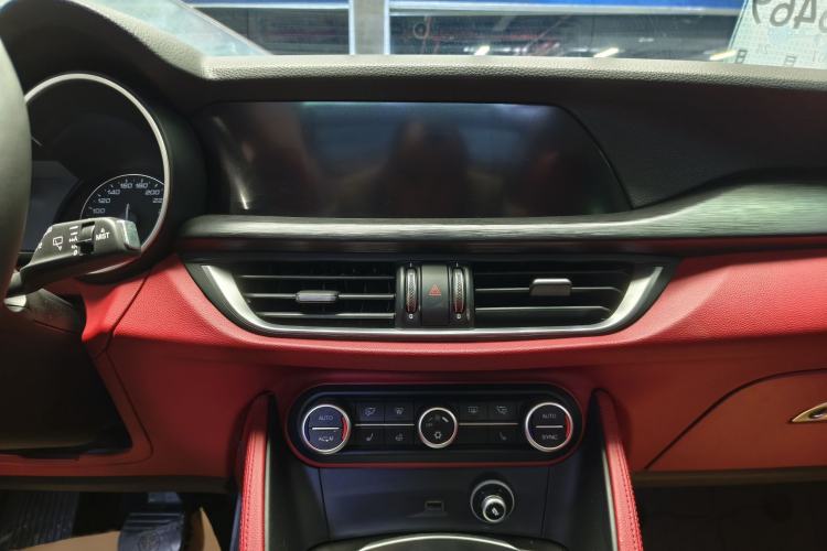 Used Alfa Romeo Stelvio 2017 2.0T 200HP Elite Edition Interior 7