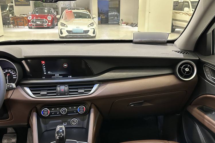 Used Alfa Romeo Stelvio 2017 2.0T 200HP Luxury Edition Interior 7