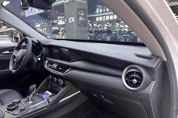Used Alfa Romeo Stelvio 2017 2.0T 200HP Luxury Edition Interior 7