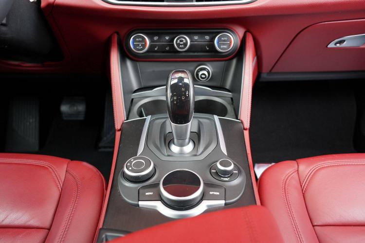 Used Alfa Romeo Stelvio 2017 2.0T 280HP Luxury Edition Interior 8