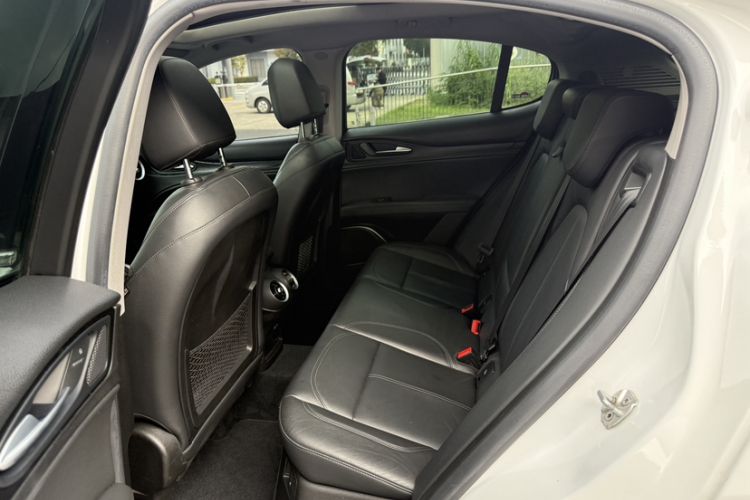 Used Alfa Romeo Stelvio 2017 2.0T 200HP Luxury Edition Interior 8