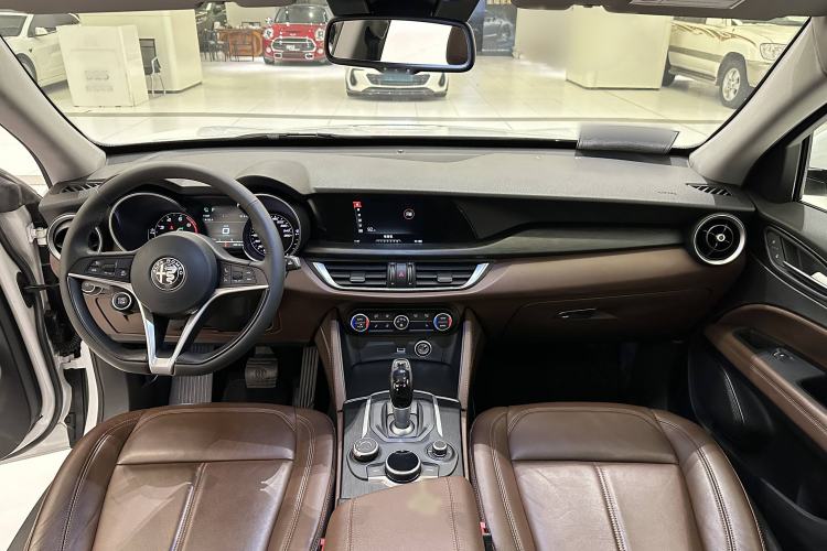 Used Alfa Romeo Stelvio 2017 2.0T 200HP Luxury Edition Interior 8